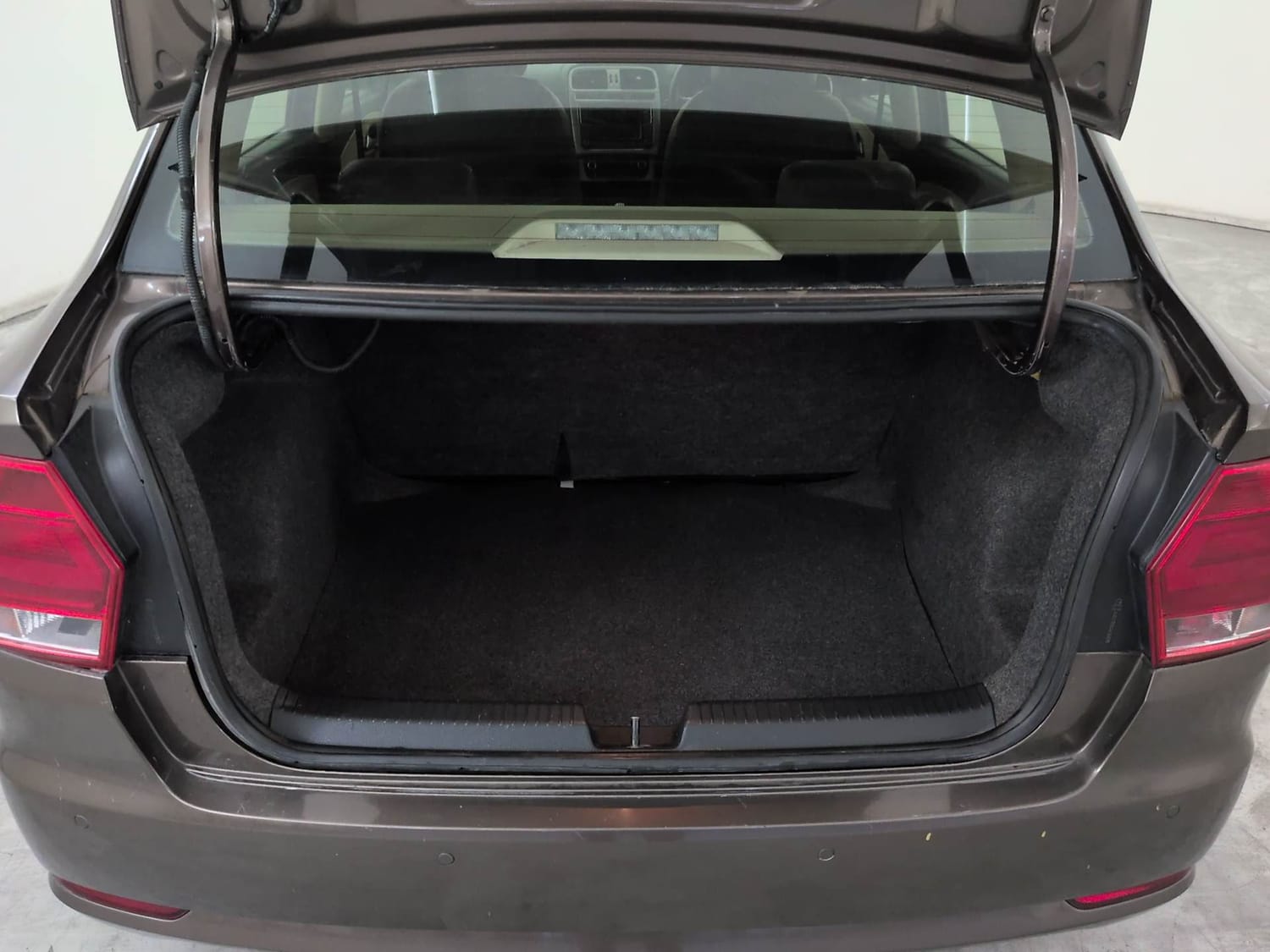 Used 2017 Volkswagen Ameo Highline1.2L Plus (P) 16 Alloy Petrol Manual interior DICKY INSIDE VIEW