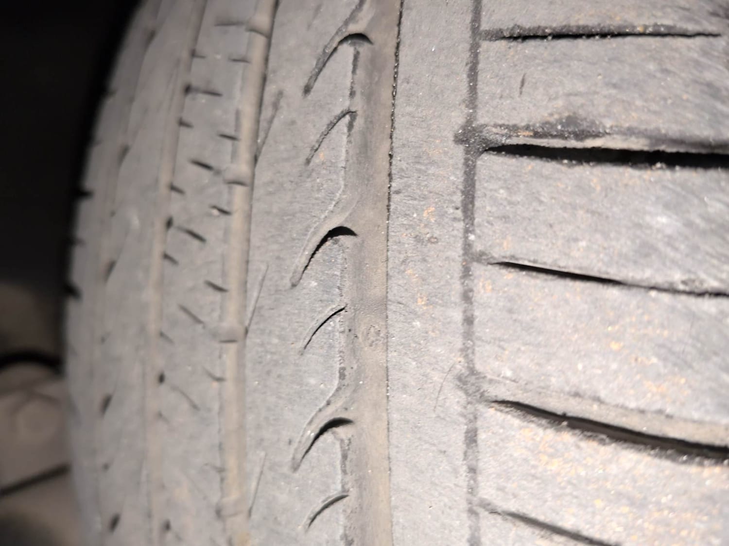 Used 2017 Volkswagen Ameo Highline1.2L Plus (P) 16 Alloy Petrol Manual tyres RIGHT FRONT TYRE TREAD VIEW
