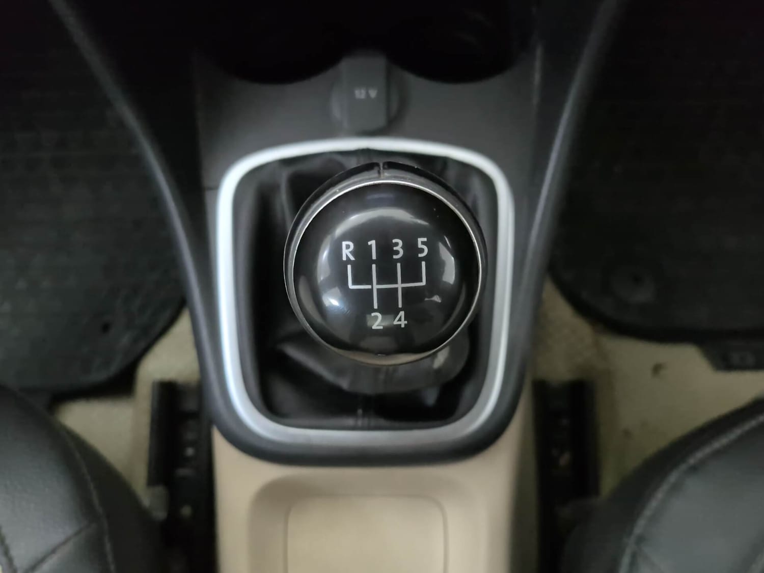Used 2017 Volkswagen Ameo Highline1.2L Plus (P) 16 Alloy Petrol Manual interior GEAR  KNOB VIEW