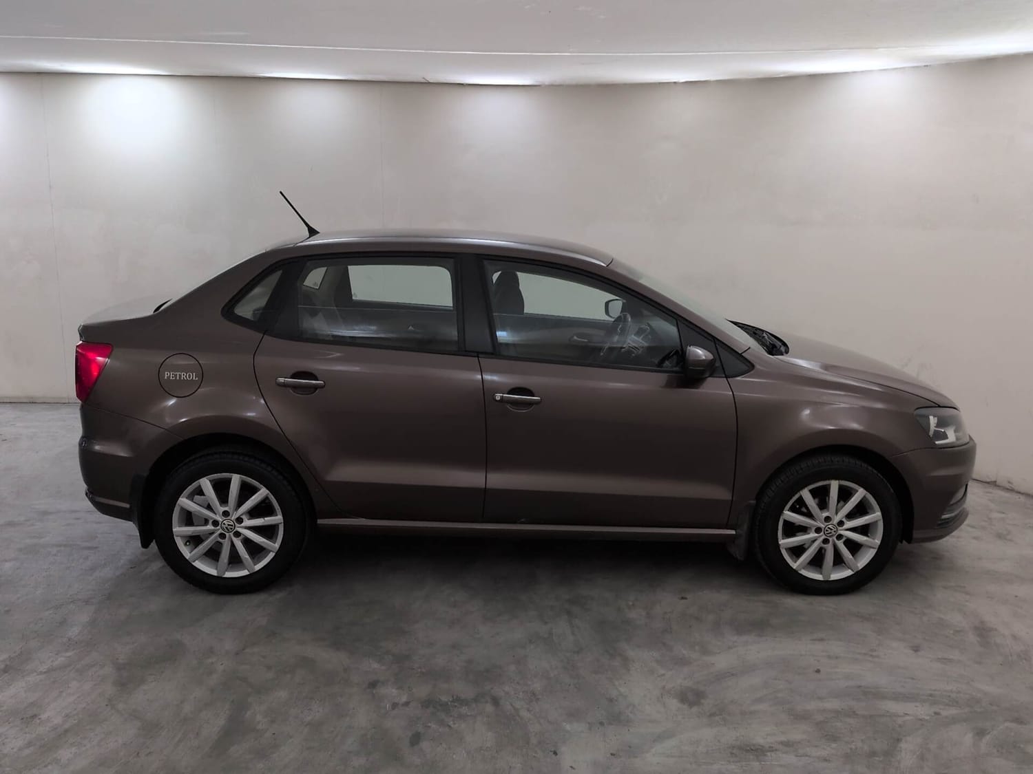 Used 2017 Volkswagen Ameo Highline1.2L Plus (P) 16 Alloy Petrol Manual exterior RIGHT SIDE VIEW