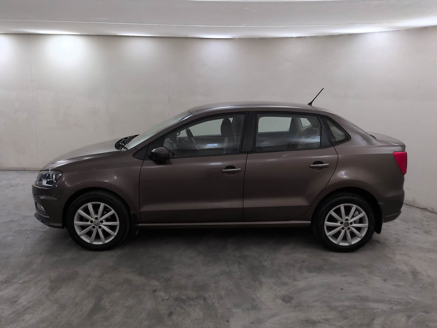 Used 2017 Volkswagen Ameo Highline1.2L Plus (P) 16 Alloy Petrol Manual exterior LEFT SIDE VIEW