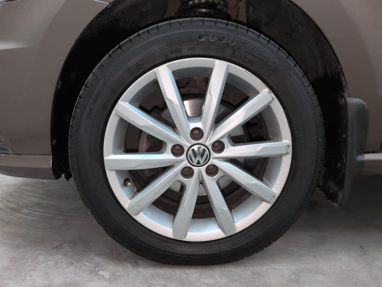 Used 2017 Volkswagen Ameo Highline1.2L Plus (P) 16 Alloy Petrol Manual tyres LEFT FRONT TYRE RIM VIEW
