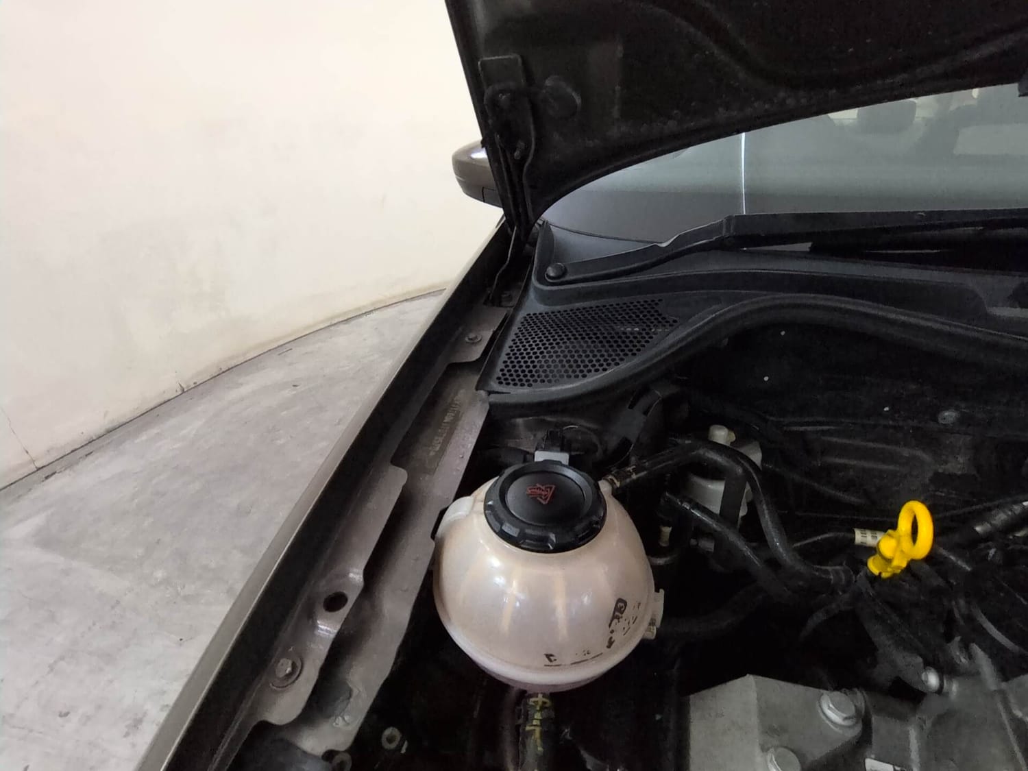 Used 2017 Volkswagen Ameo Highline1.2L Plus (P) 16 Alloy Petrol Manual engine ENGINE RIGHT SIDE HINGE & APRON VIEW
