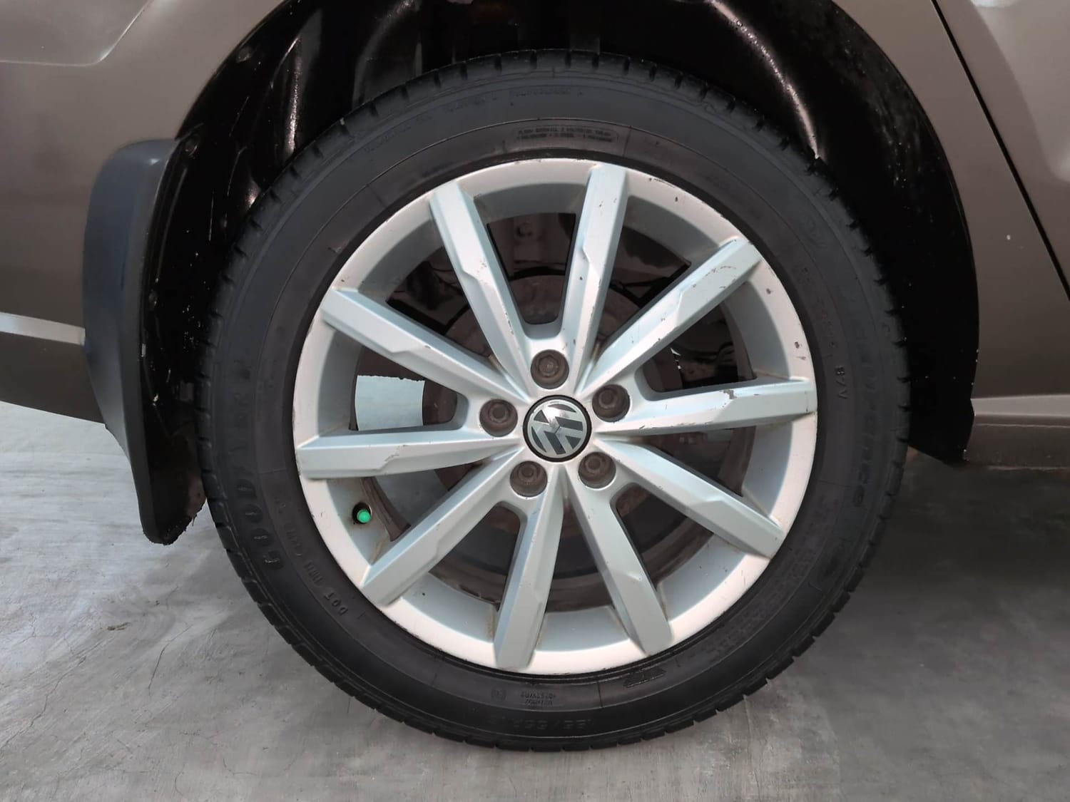 Used 2017 Volkswagen Ameo Highline1.2L Plus (P) 16 Alloy Petrol Manual tyres RIGHT REAR TYRE RIM VIEW