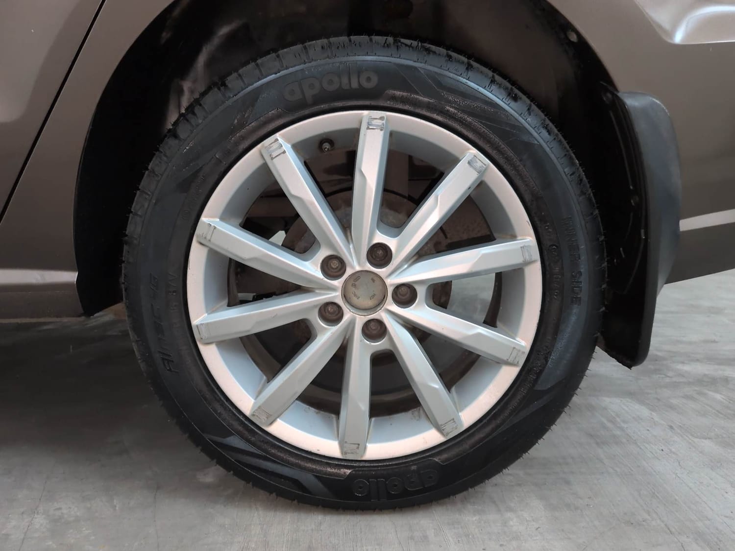 Used 2017 Volkswagen Ameo Highline1.2L Plus (P) 16 Alloy Petrol Manual tyres LEFT REAR TYRE RIM VIEW
