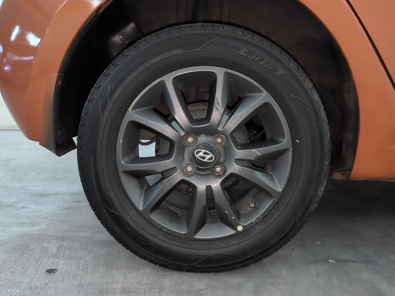 Used 2018 Hyundai Elite i20 Asta 1.2 Petrol Manual tyres RIGHT REAR TYRE RIM VIEW