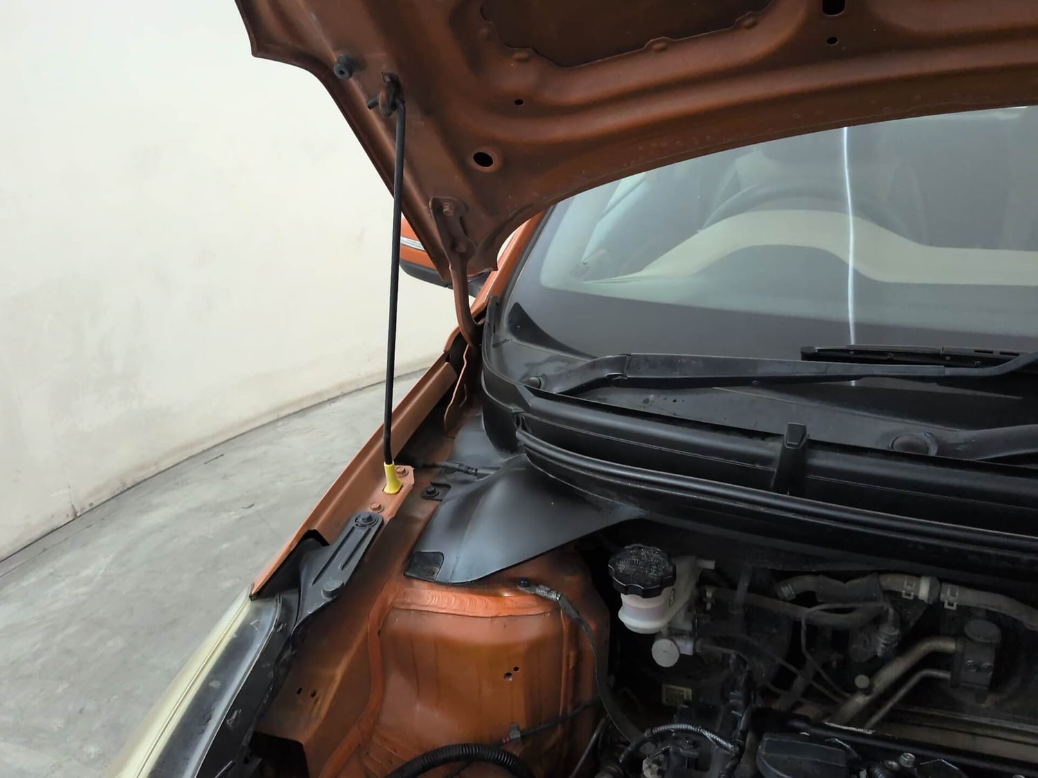 Used 2018 Hyundai Elite i20 Asta 1.2 Petrol Manual engine ENGINE RIGHT SIDE HINGE & APRON VIEW