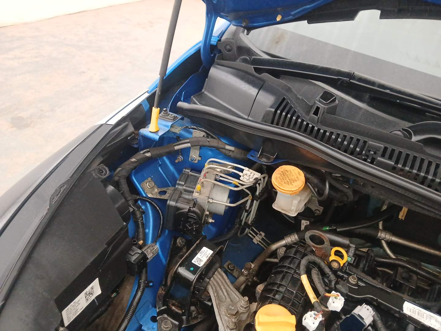 Used 2021 Tata Altroz XZ Petrol Petrol Manual engine ENGINE RIGHT SIDE HINGE & APRON VIEW