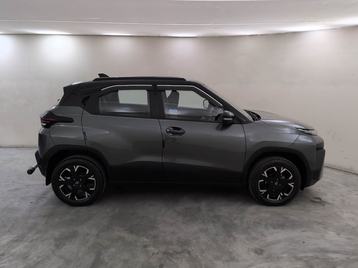 Used 2026 Tata Punch Accomplished + S Petrol Manual exterior RIGHT SIDE VIEW