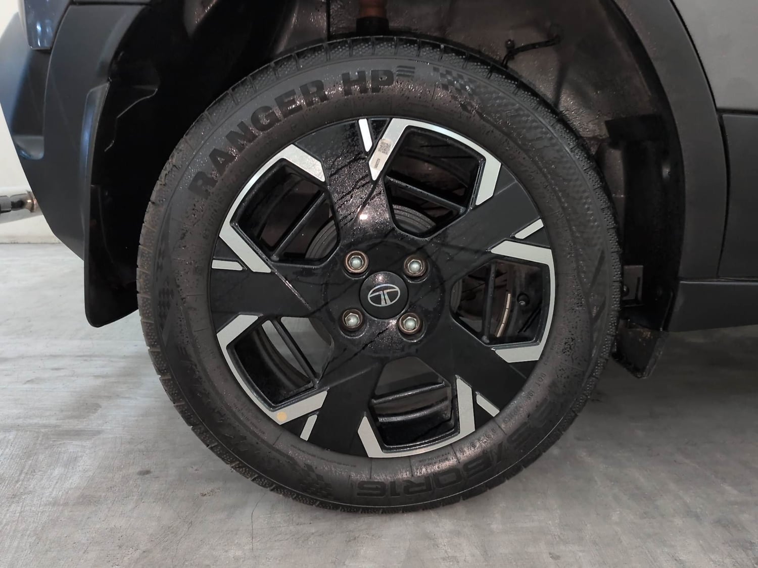 Used 2026 Tata Punch Accomplished + S Petrol Manual tyres RIGHT REAR TYRE RIM VIEW
