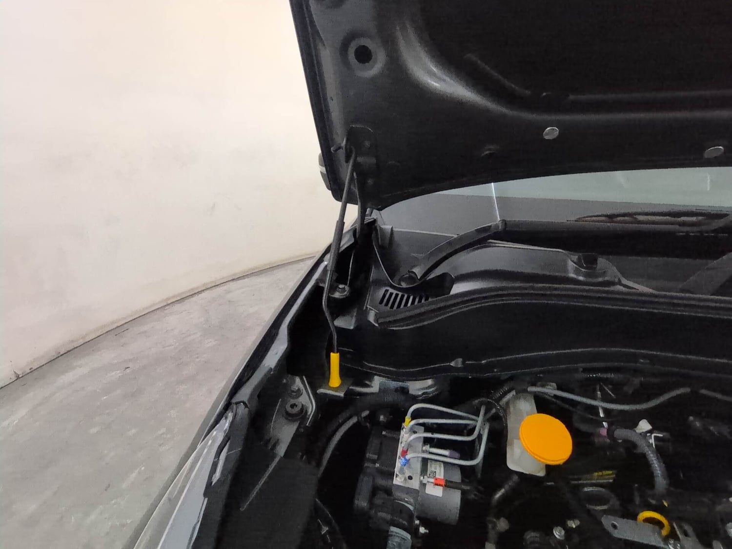 Used 2026 Tata Punch Accomplished + S Petrol Manual engine ENGINE RIGHT SIDE HINGE & APRON VIEW