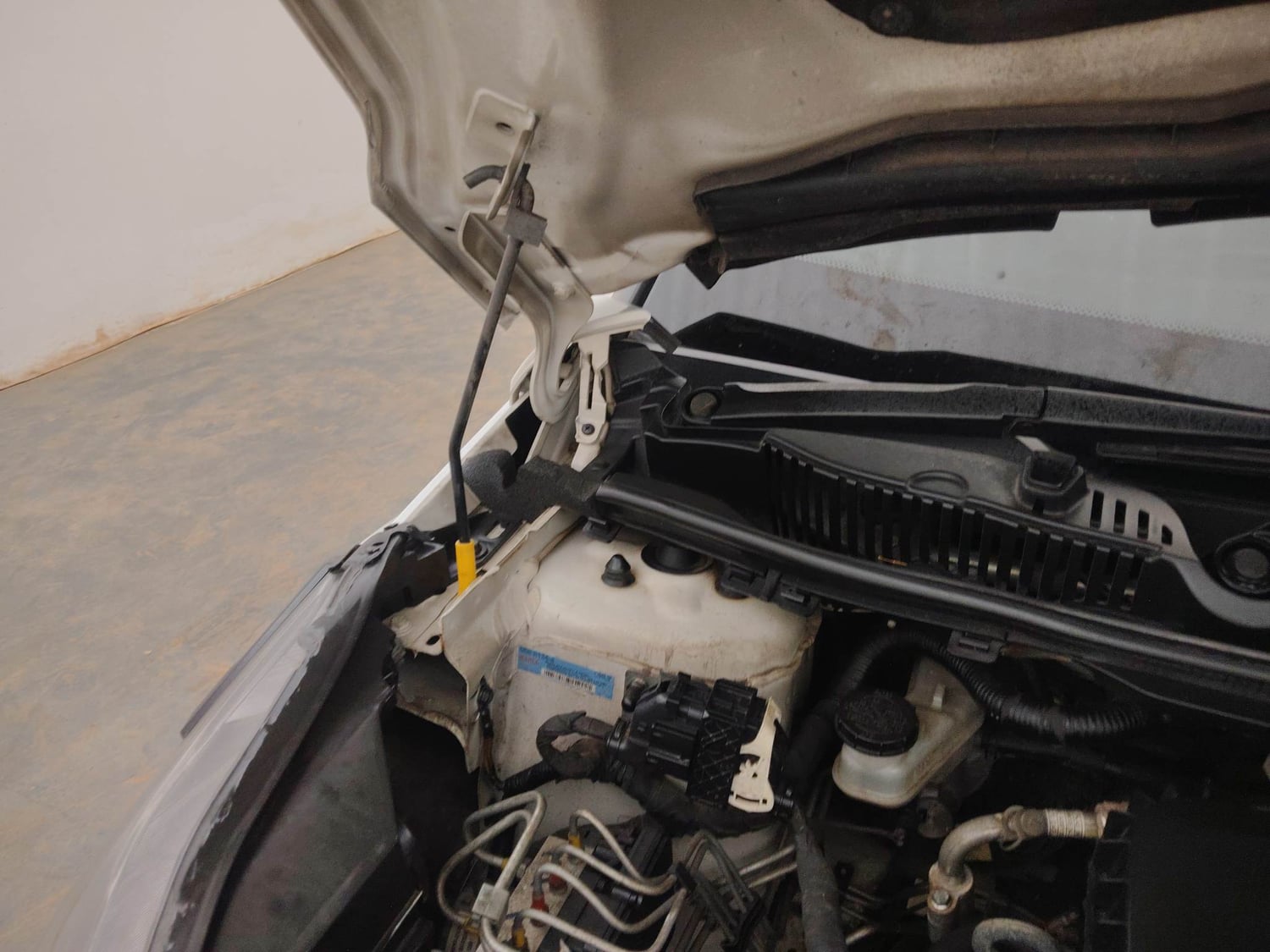Used 2021 Tata Nexon XZ Plus (O) Diesel Diesel Manual engine ENGINE RIGHT SIDE HINGE & APRON VIEW