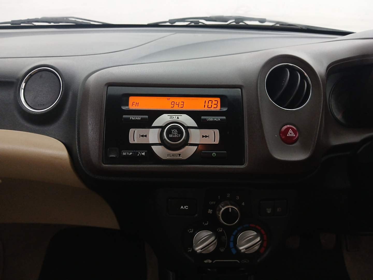 Used 2013 Honda Amaze 1.2 VX i-VTEC Petrol Manual interior MUSIC SYSTEM & AC CONTROL VIEW
