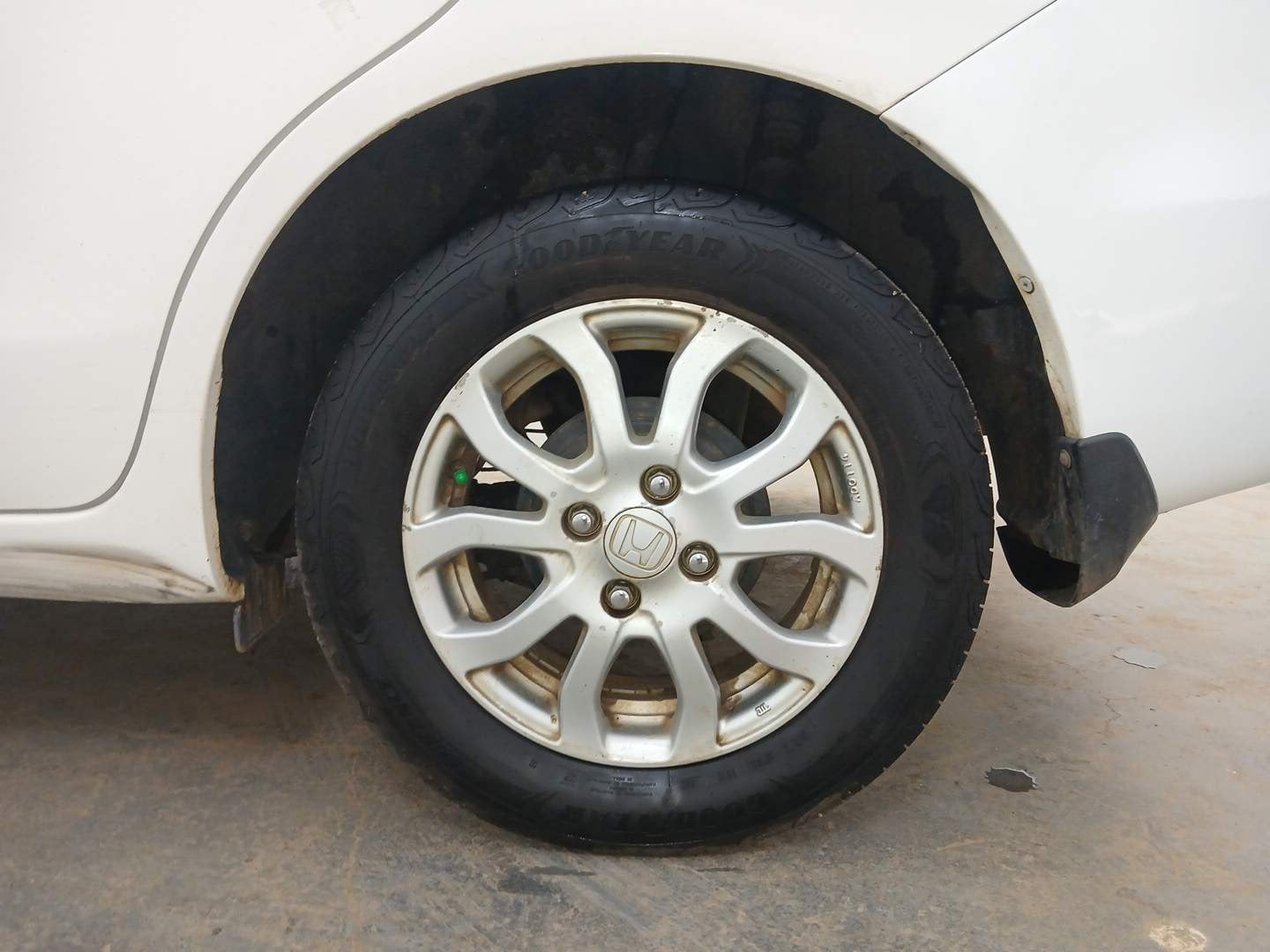 Used 2013 Honda Amaze 1.2 VX i-VTEC Petrol Manual tyres LEFT REAR TYRE RIM VIEW