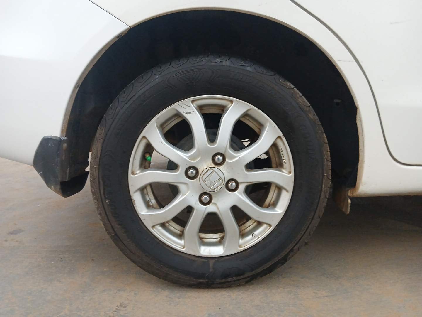 Used 2013 Honda Amaze 1.2 VX i-VTEC Petrol Manual tyres RIGHT REAR TYRE RIM VIEW