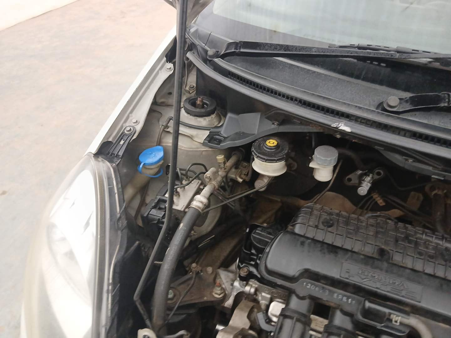 Used 2013 Honda Amaze 1.2 VX i-VTEC Petrol Manual engine ENGINE RIGHT SIDE HINGE & APRON VIEW