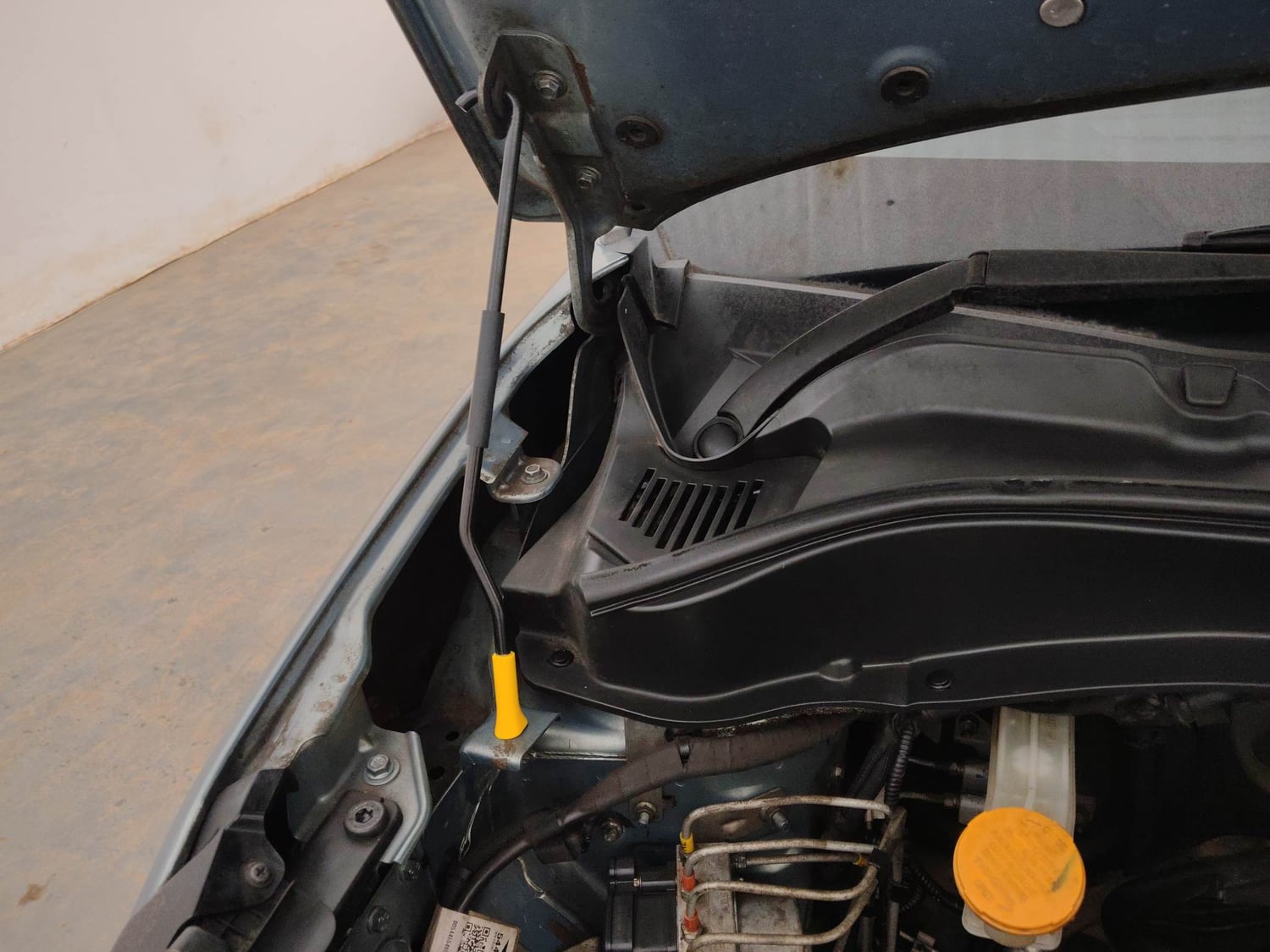 Used 2022 Tata Punch Adventure MT Petrol Manual engine ENGINE RIGHT SIDE HINGE & APRON VIEW