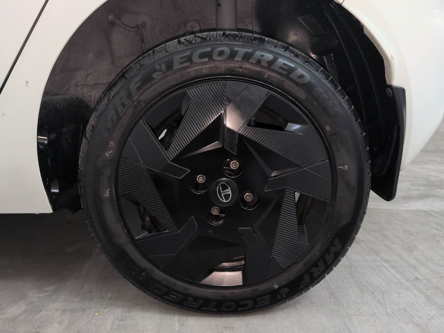 Used 2026 Tata Altroz Creative Petrol 5MT Petrol Manual tyres LEFT REAR TYRE RIM VIEW