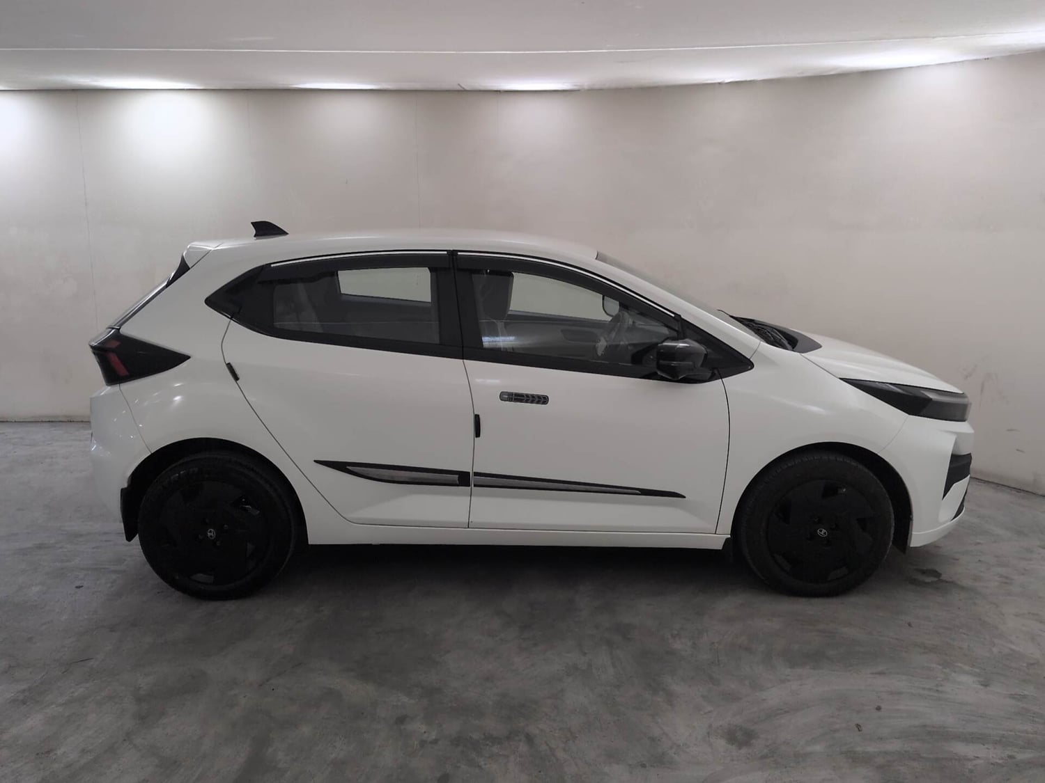 Used 2026 Tata Altroz Creative Petrol 5MT Petrol Manual exterior RIGHT SIDE VIEW