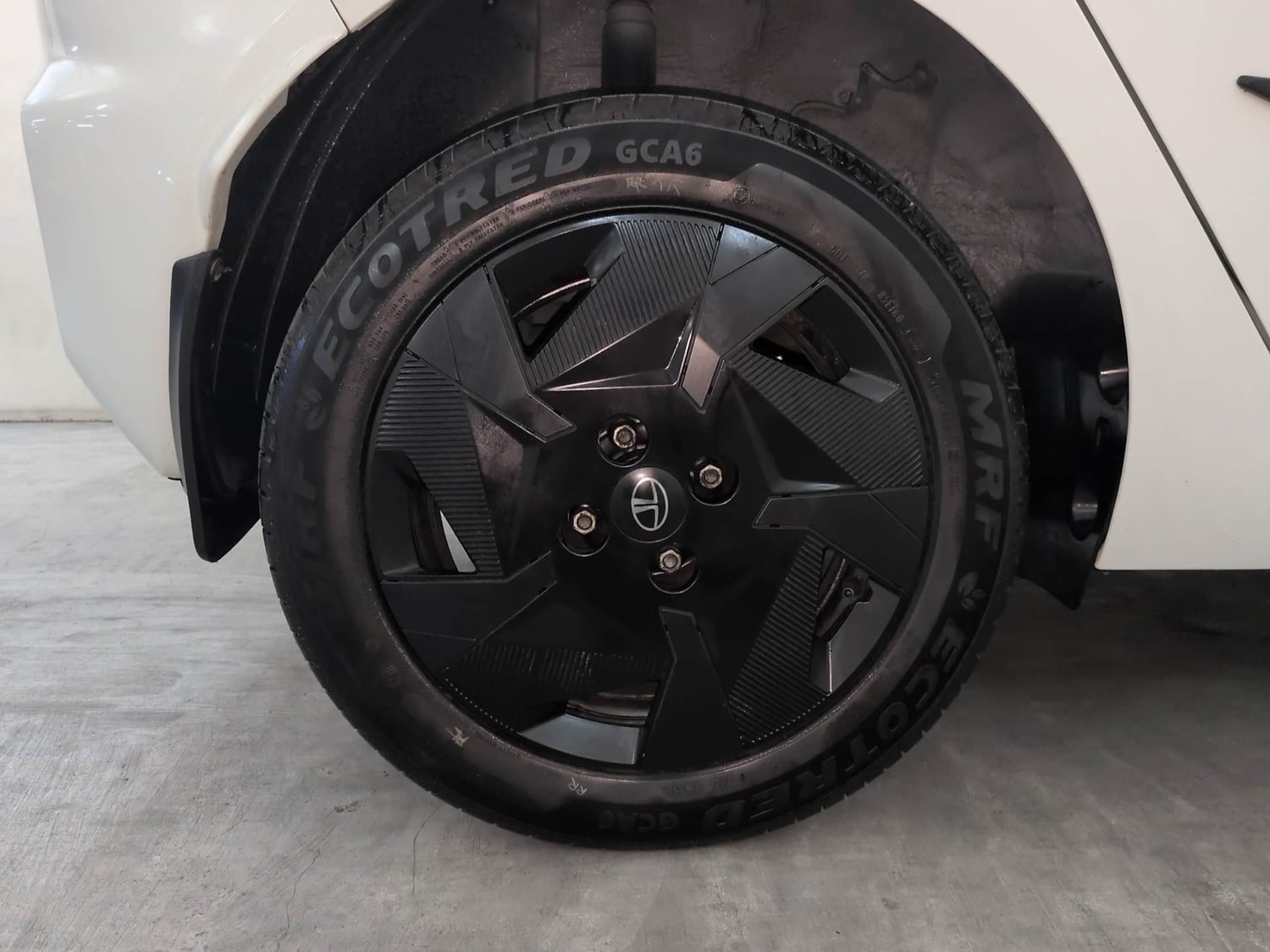 Used 2026 Tata Altroz Creative Petrol 5MT Petrol Manual tyres RIGHT REAR TYRE RIM VIEW