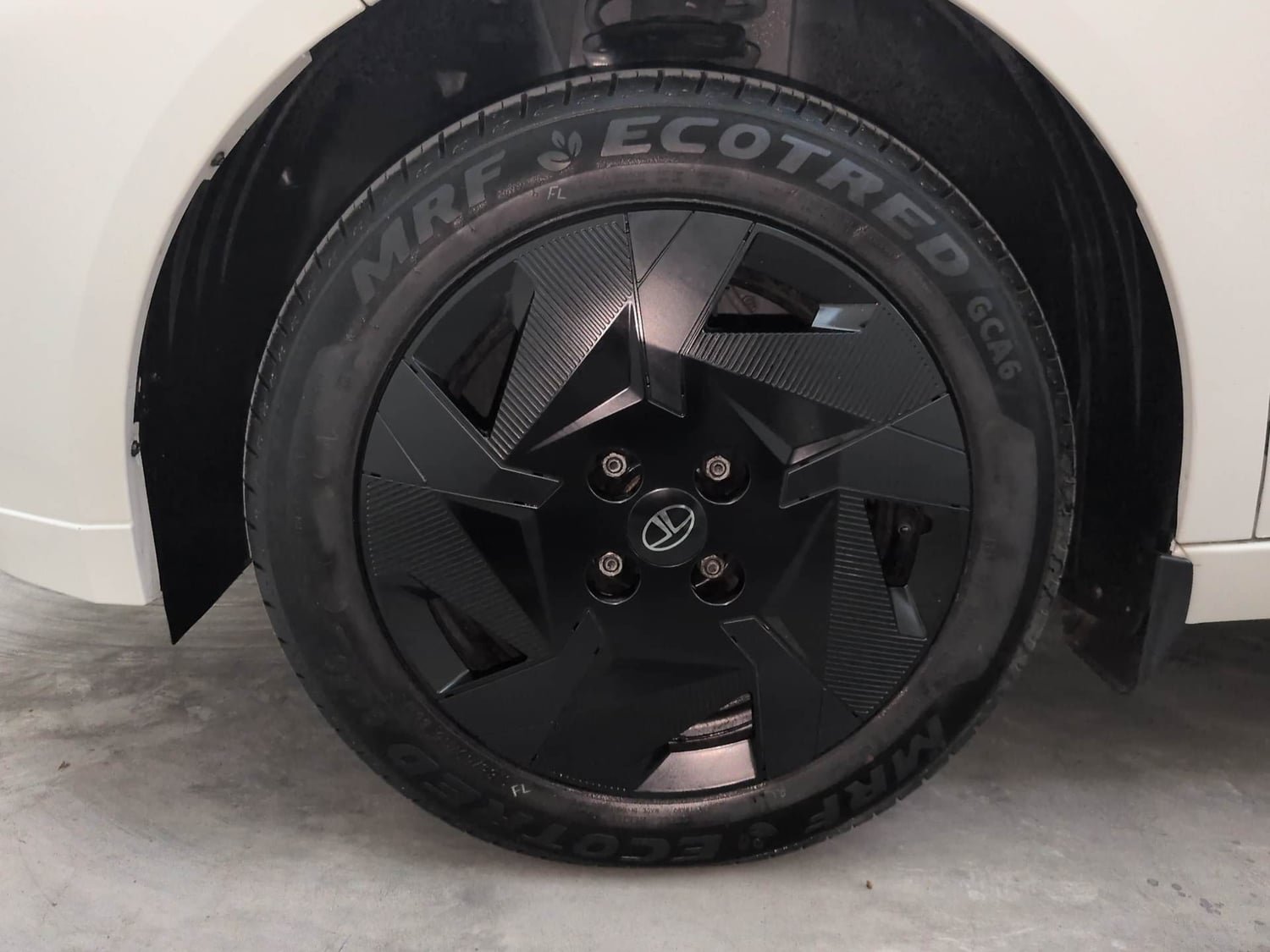 Used 2026 Tata Altroz Creative Petrol 5MT Petrol Manual tyres LEFT FRONT TYRE RIM VIEW