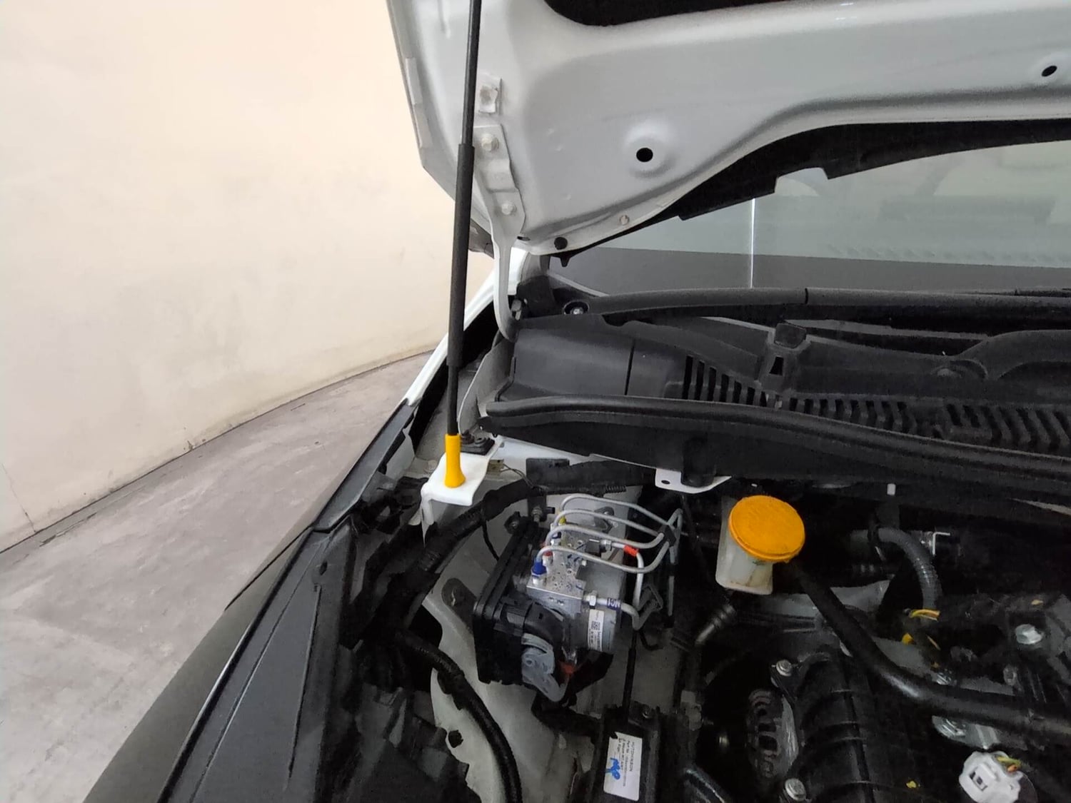 Used 2026 Tata Altroz Creative Petrol 5MT Petrol Manual engine ENGINE RIGHT SIDE HINGE & APRON VIEW