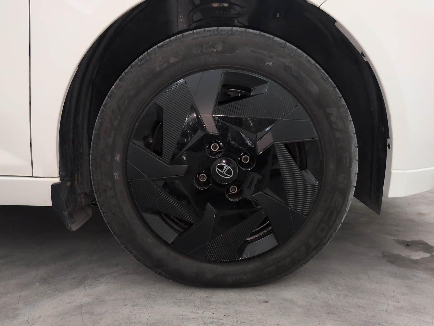 Used 2026 Tata Altroz Creative Petrol 5MT Petrol Manual tyres RIGHT FRONT TYRE RIM VIEW