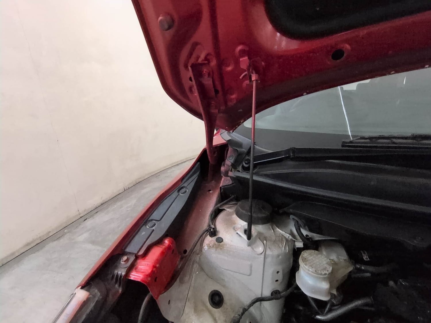 Used 2024 Maruti Suzuki Baleno Delta MT Petrol Manual engine ENGINE RIGHT SIDE HINGE & APRON VIEW