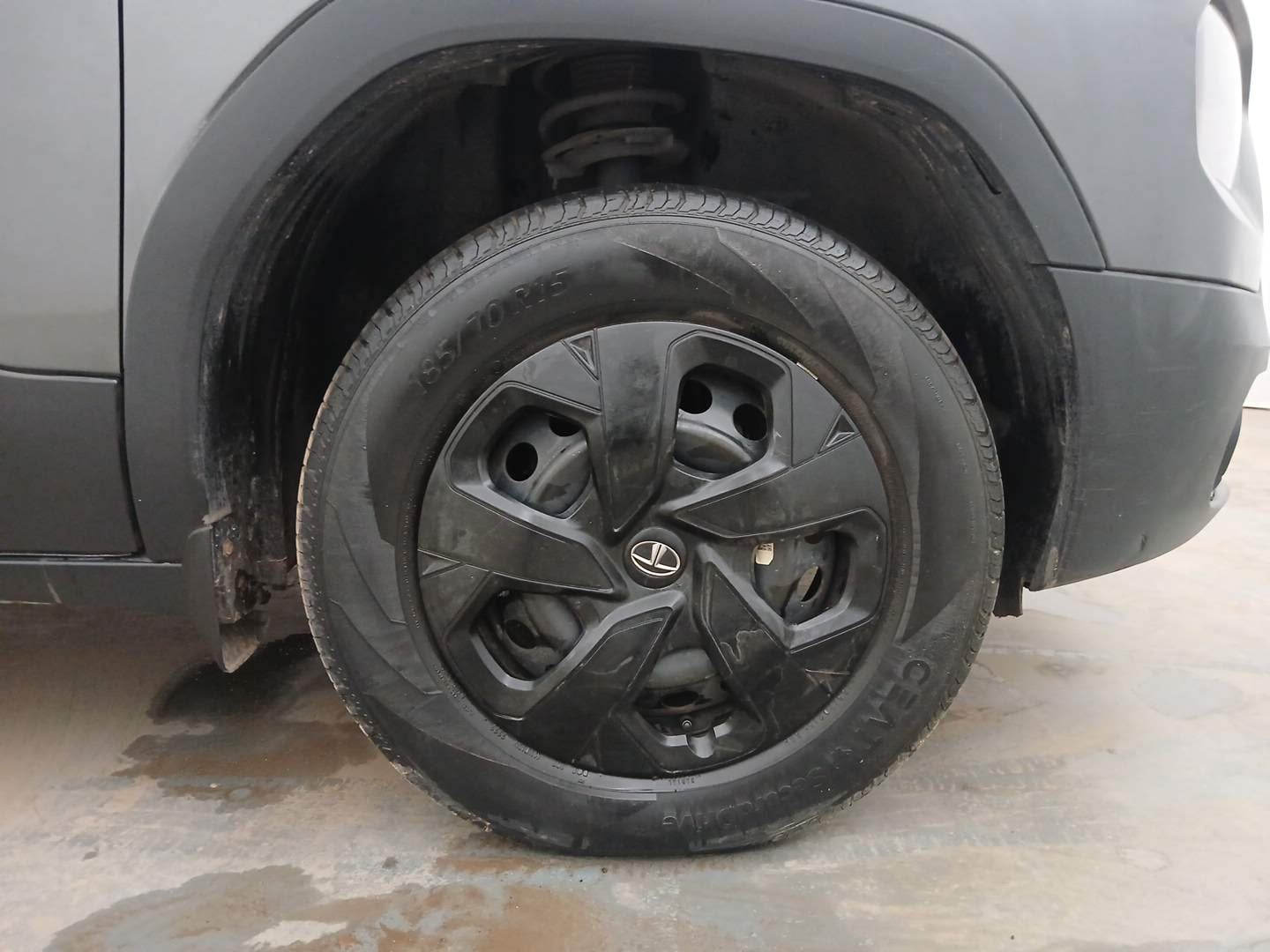 Used 2022 Tata Punch Adventure Rhythm Pack AMT Petrol Automatic tyres RIGHT FRONT TYRE RIM VIEW