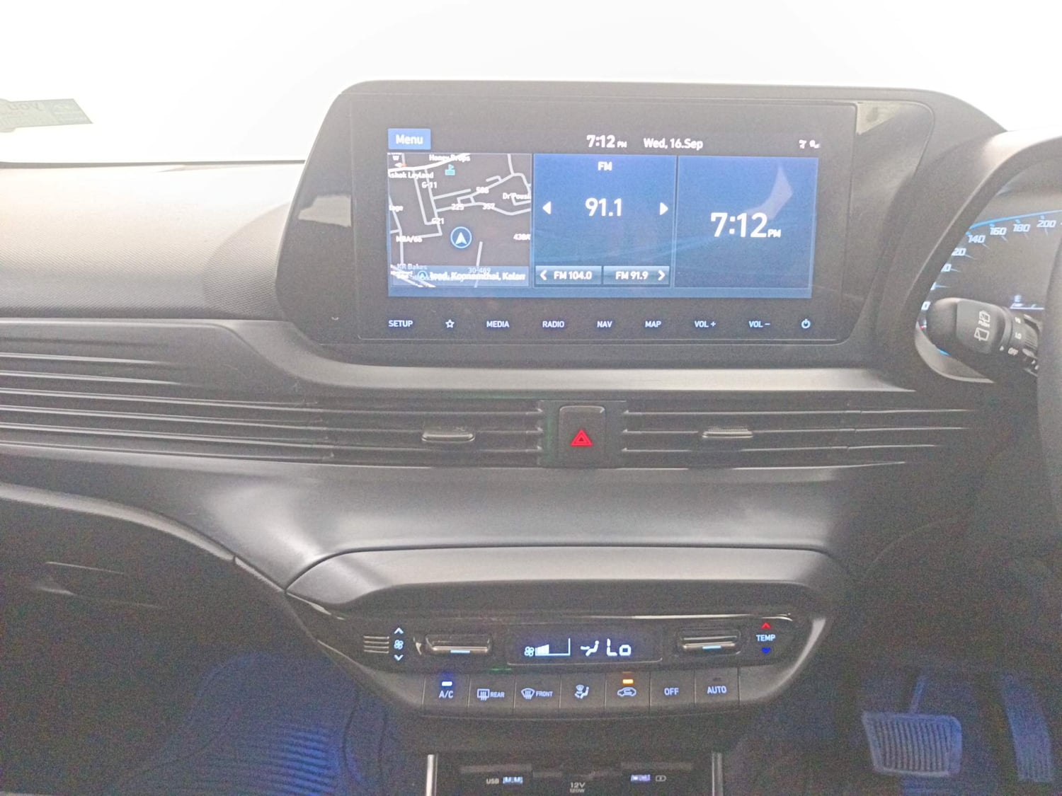 Used 2022 Hyundai i20 Asta (O) 1.2 IVT Petrol Automatic interior MUSIC SYSTEM & AC CONTROL VIEW