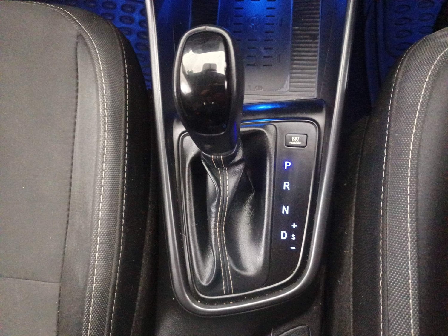 Used 2022 Hyundai i20 Asta (O) 1.2 IVT Petrol Automatic interior GEAR  KNOB VIEW
