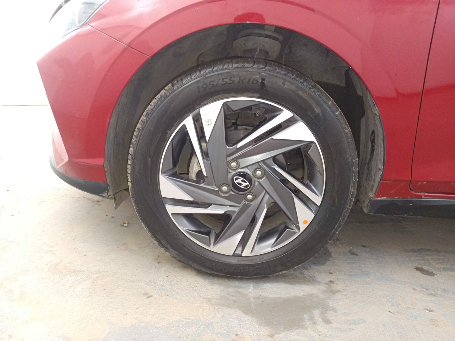 Used 2022 Hyundai i20 Asta (O) 1.2 IVT Petrol Automatic tyres LEFT FRONT TYRE RIM VIEW