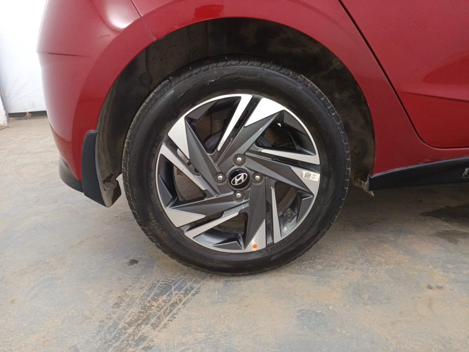 Used 2022 Hyundai i20 Asta (O) 1.2 IVT Petrol Automatic tyres RIGHT REAR TYRE RIM VIEW