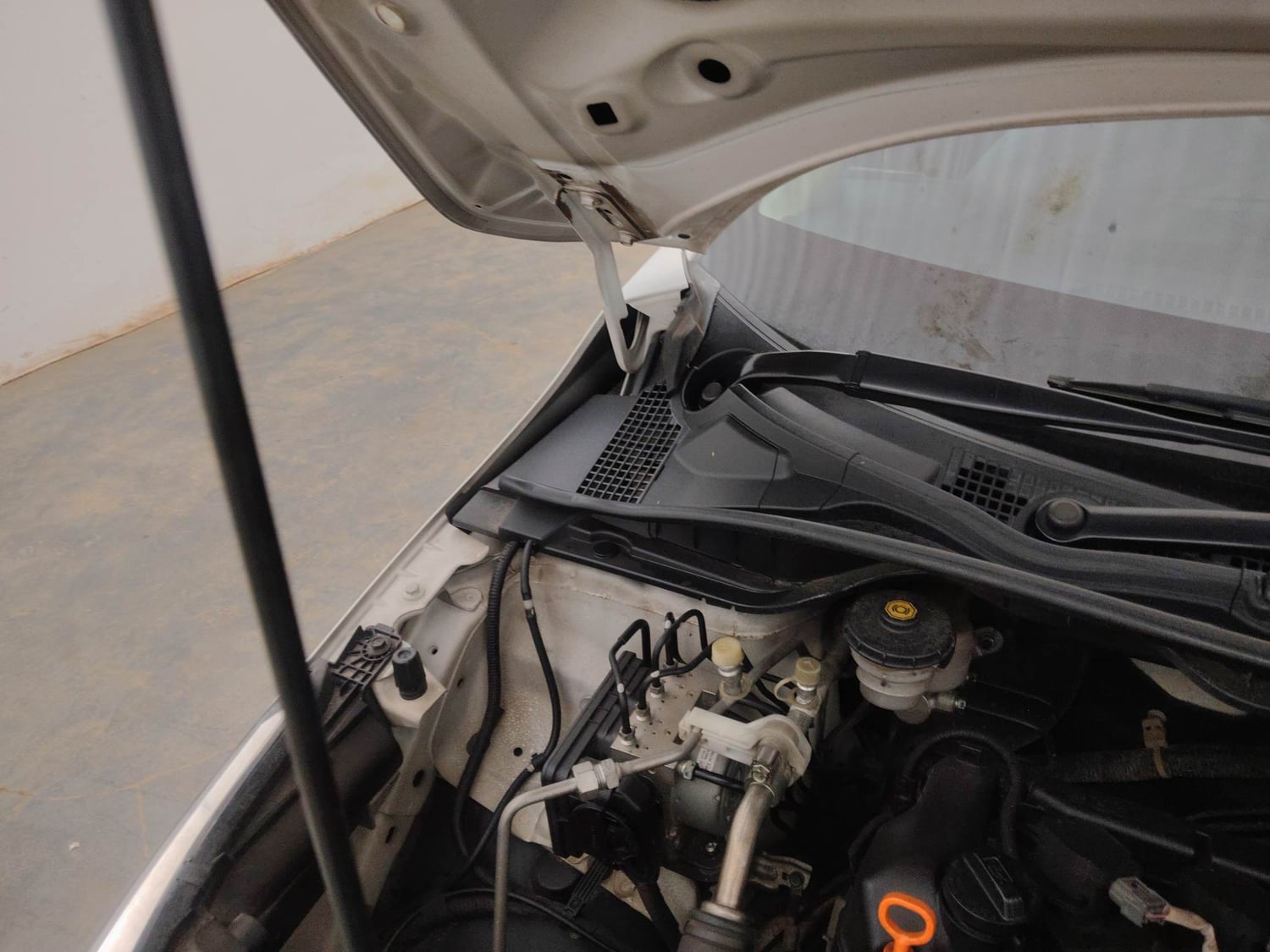 Used 2023 Honda City VX Petrol CVT Petrol Automatic engine ENGINE RIGHT SIDE HINGE & APRON VIEW