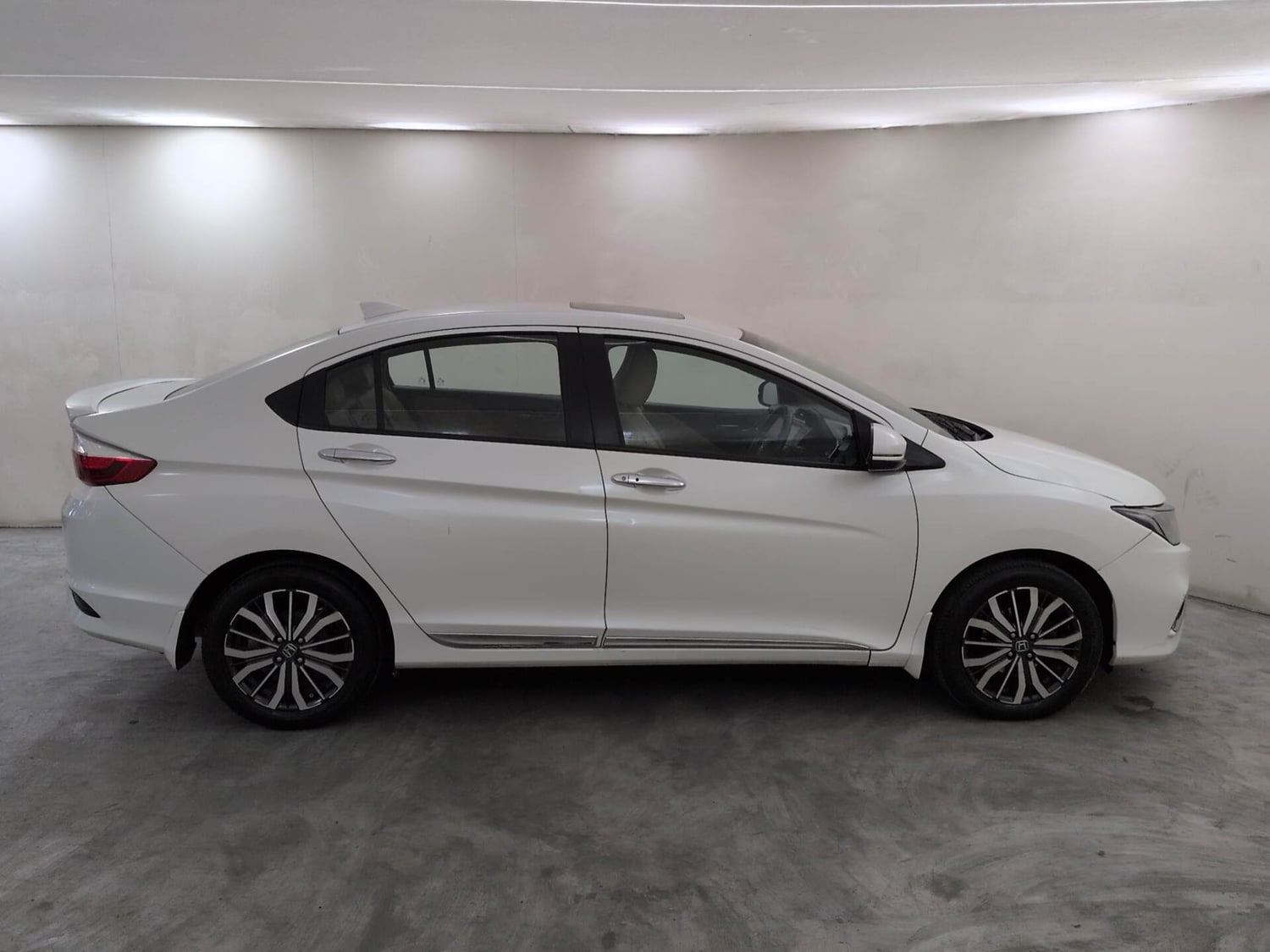 Used 2018 Honda City ZX CVT Petrol Petrol Automatic exterior RIGHT SIDE VIEW