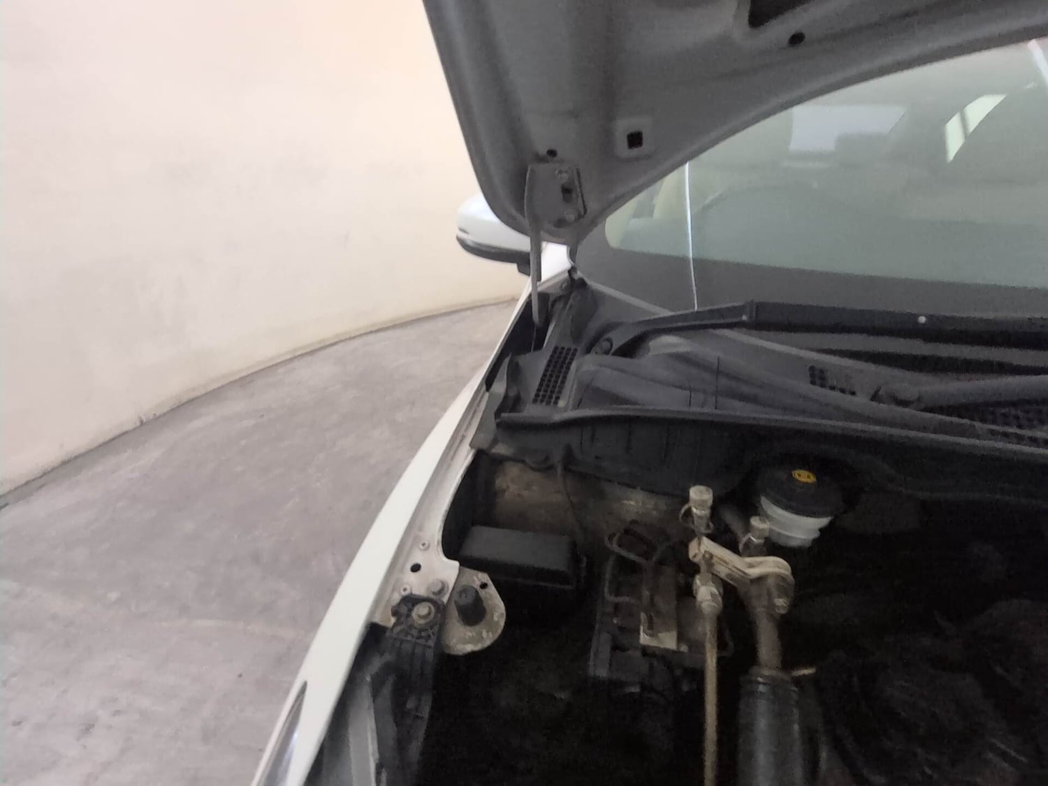 Used 2018 Honda City ZX CVT Petrol Petrol Automatic engine ENGINE RIGHT SIDE HINGE & APRON VIEW