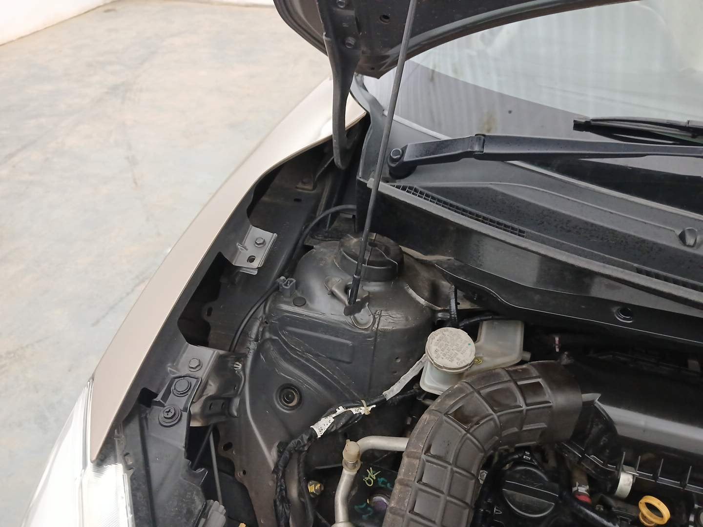 Used 2017 Maruti Suzuki Dzire VXi Petrol Manual engine ENGINE RIGHT SIDE HINGE & APRON VIEW