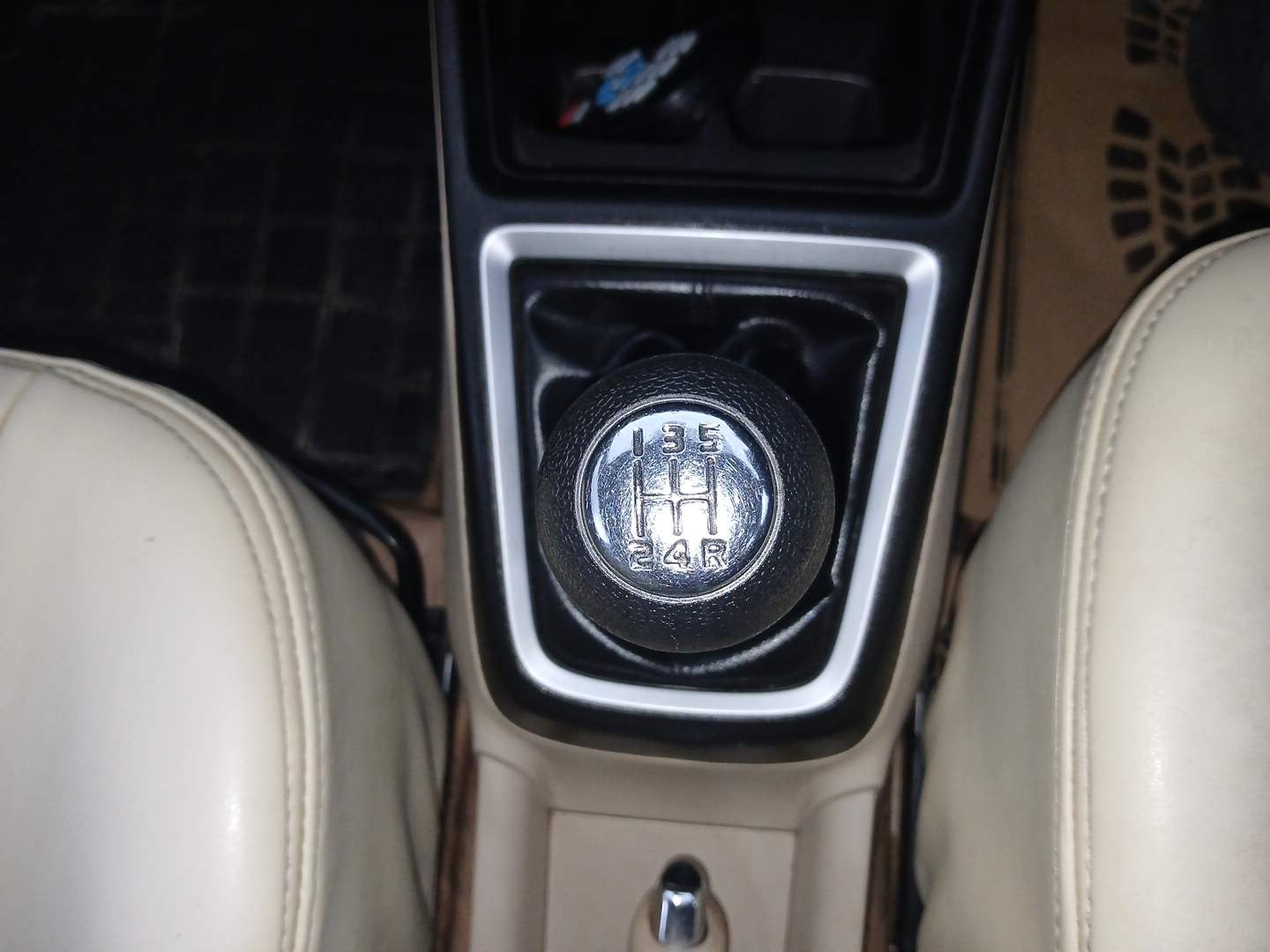 Used 2017 Maruti Suzuki Dzire VXi Petrol Manual interior GEAR  KNOB VIEW