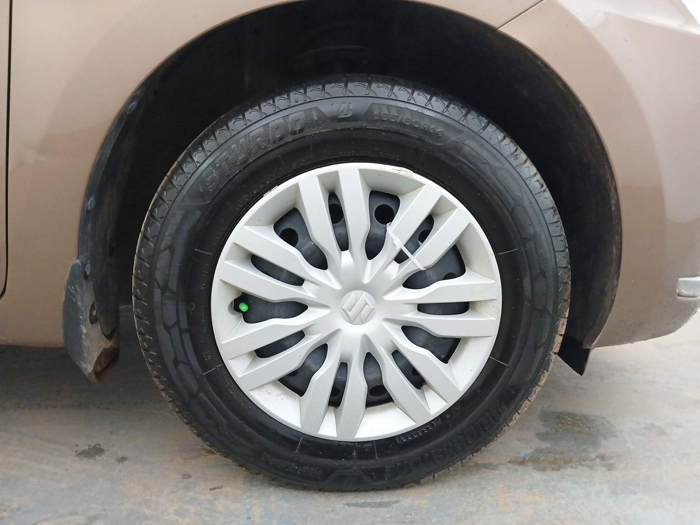 Used 2017 Maruti Suzuki Dzire VXi Petrol Manual tyres RIGHT FRONT TYRE RIM VIEW