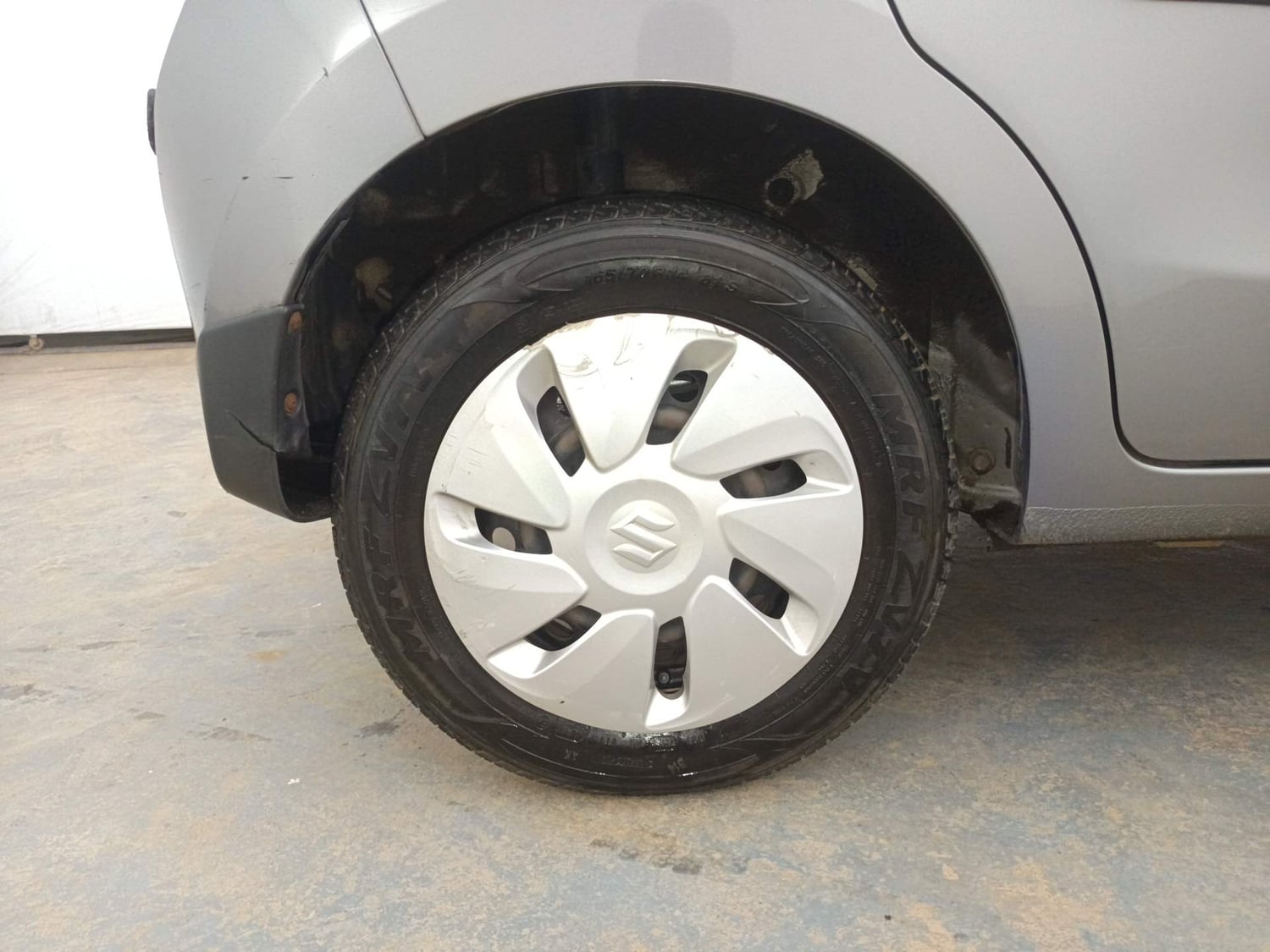 Used 2014 Maruti Suzuki Celerio VXi AMT Petrol Automatic tyres RIGHT REAR TYRE RIM VIEW