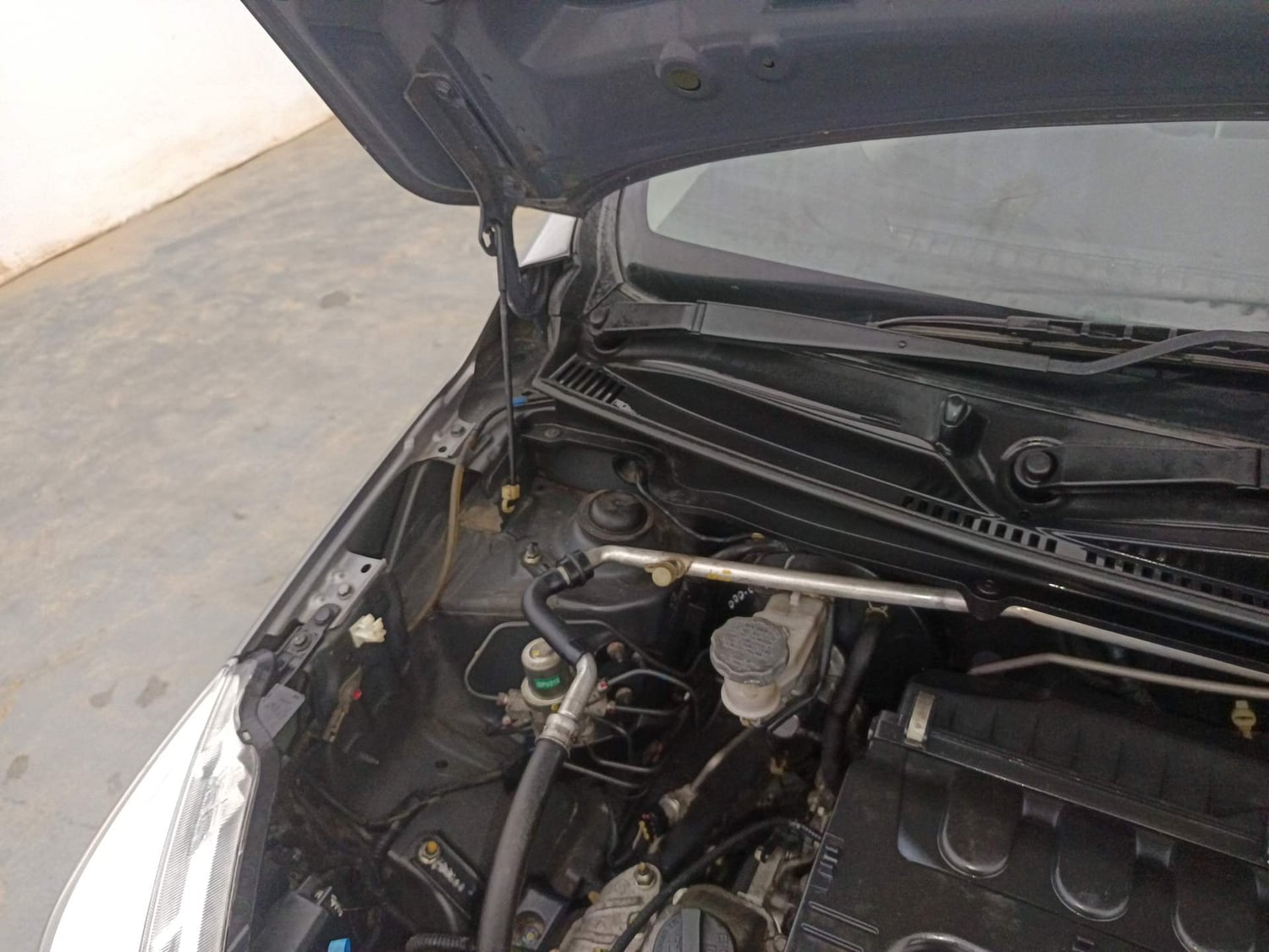 Used 2014 Maruti Suzuki Celerio VXi AMT Petrol Automatic engine ENGINE RIGHT SIDE HINGE & APRON VIEW