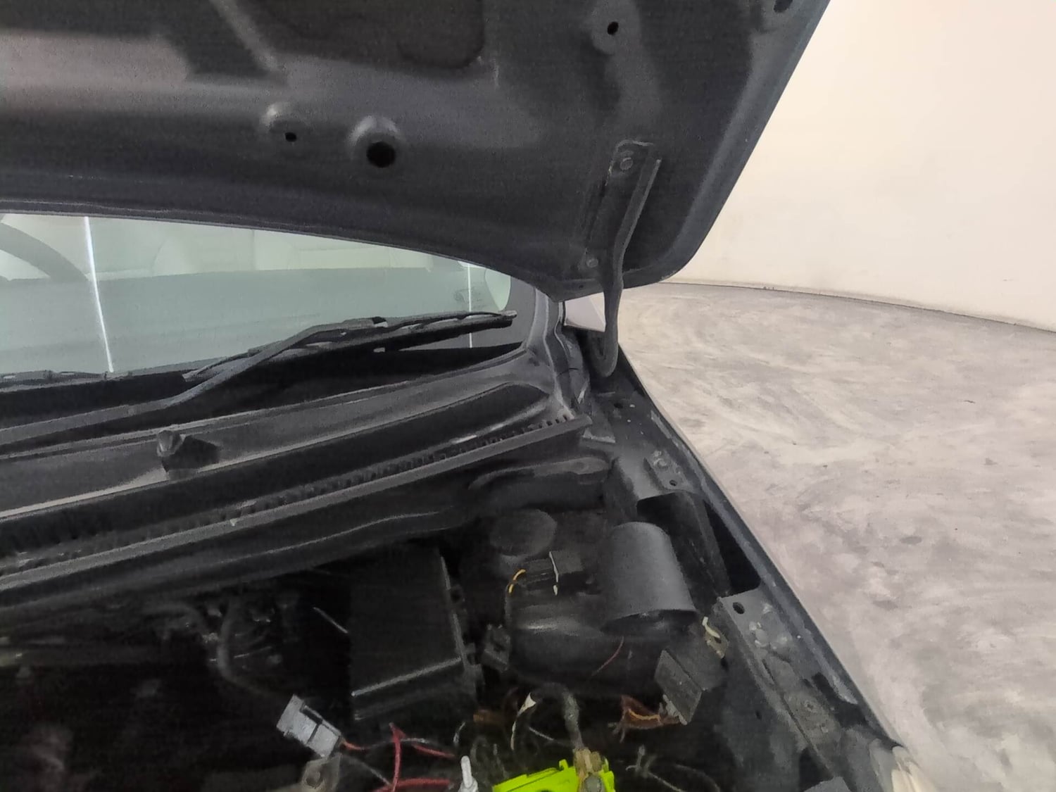 Used 2016 Maruti Suzuki Celerio ZXi AMT Petrol Automatic engine ENGINE LEFT SIDE HINGE & APRON VIEW