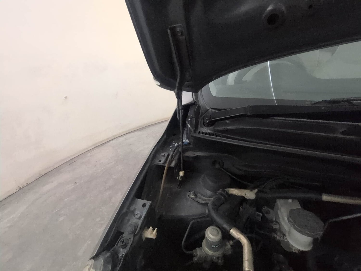 Used 2016 Maruti Suzuki Celerio ZXi AMT Petrol Automatic engine ENGINE RIGHT SIDE HINGE & APRON VIEW