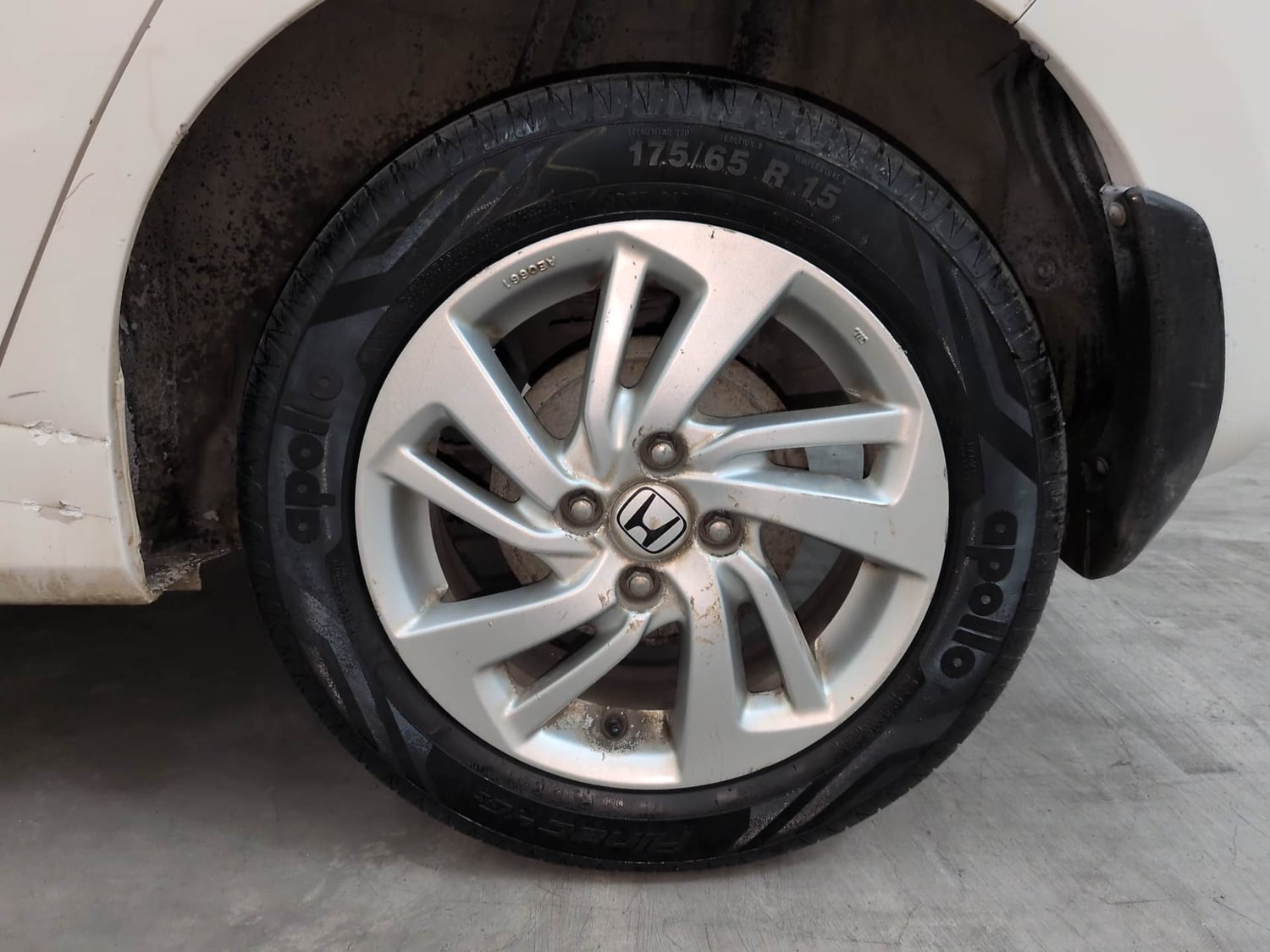Used 2015 Honda Jazz V AT Petrol Petrol Automatic tyres LEFT REAR TYRE RIM VIEW
