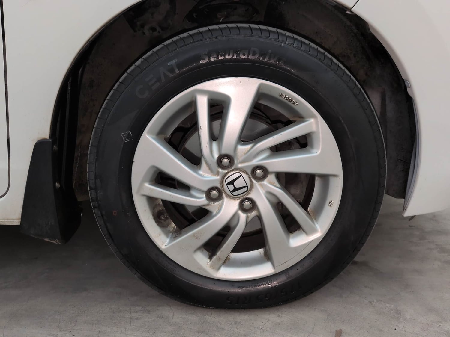 Used 2015 Honda Jazz V AT Petrol Petrol Automatic tyres RIGHT FRONT TYRE RIM VIEW