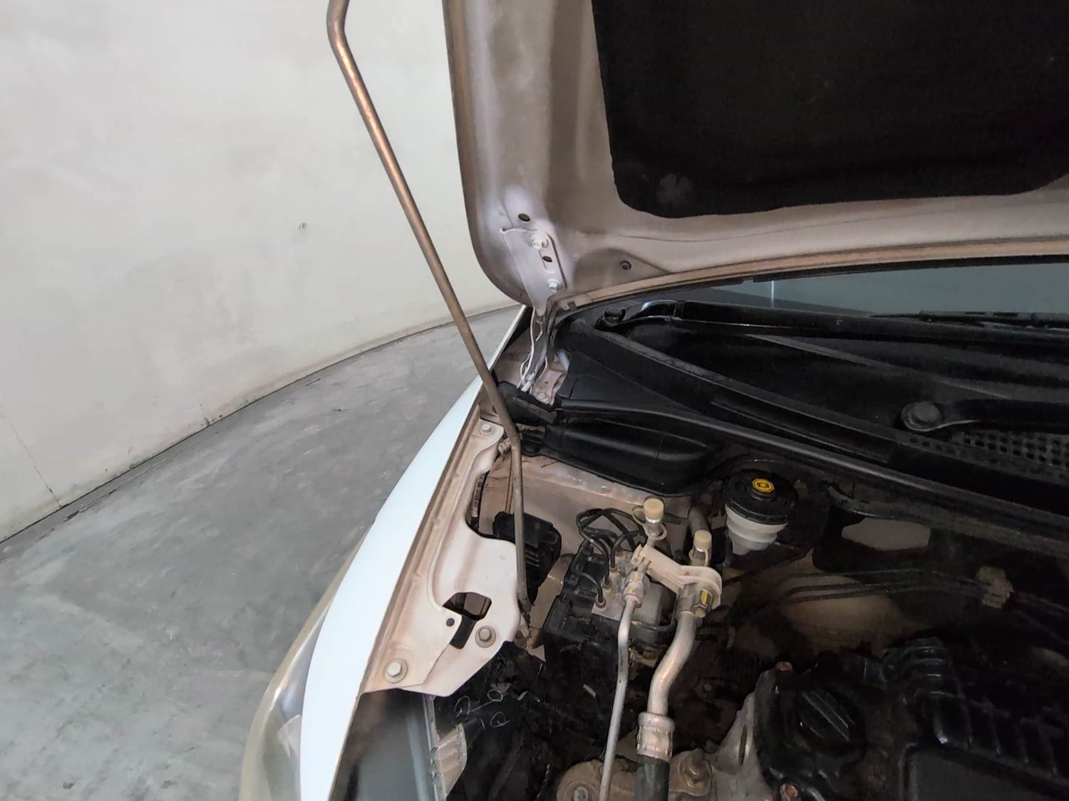 Used 2015 Honda Jazz V AT Petrol Petrol Automatic engine ENGINE RIGHT SIDE HINGE & APRON VIEW