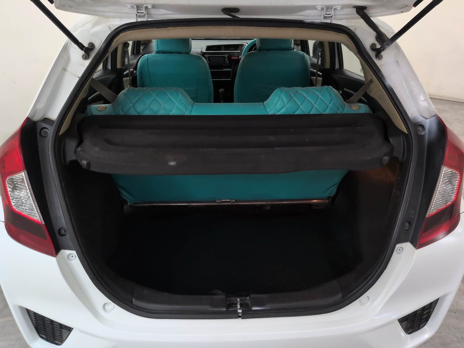 Used 2015 Honda Jazz V AT Petrol Petrol Automatic interior DICKY INSIDE VIEW