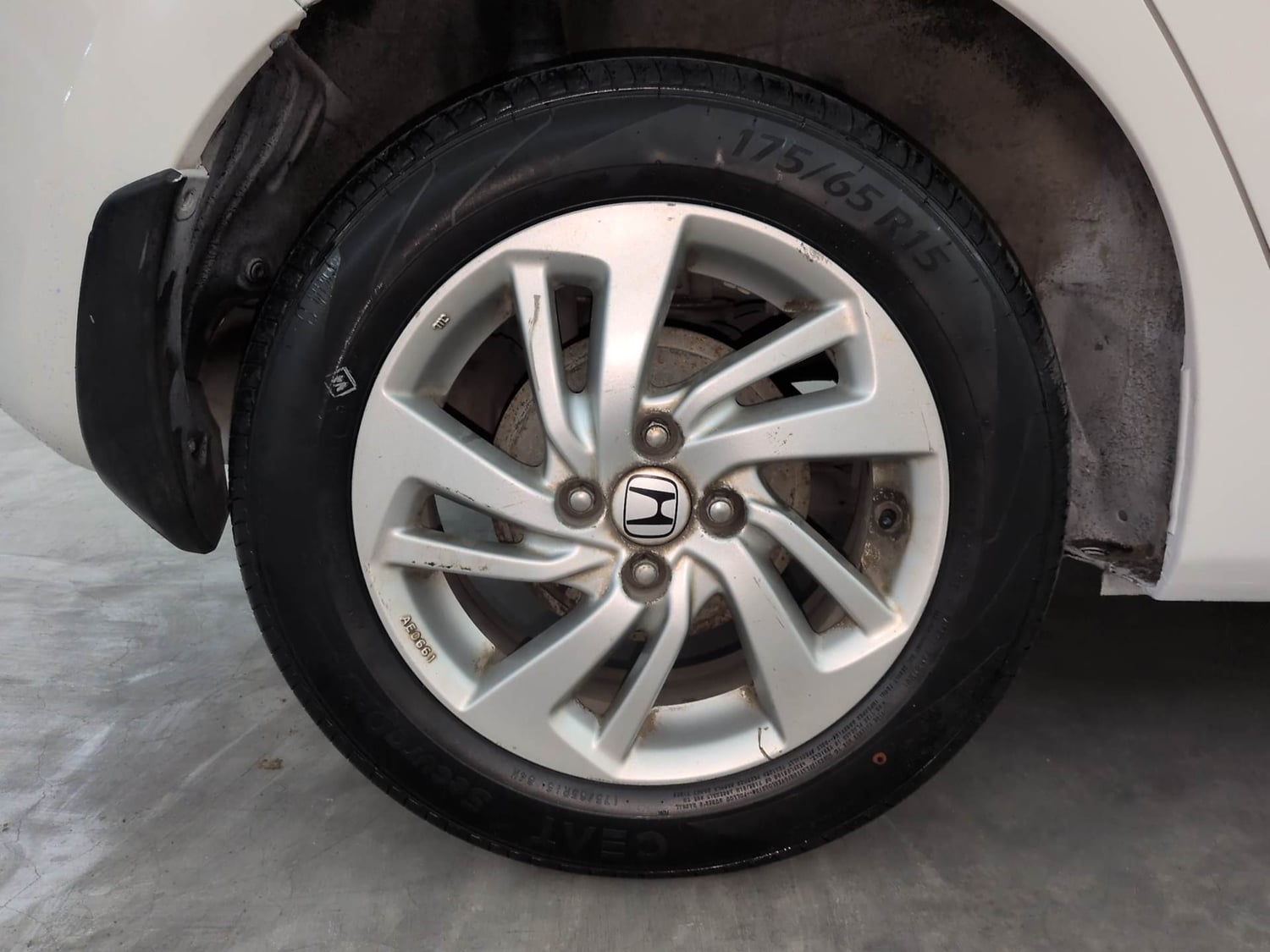 Used 2015 Honda Jazz V AT Petrol Petrol Automatic tyres RIGHT REAR TYRE RIM VIEW