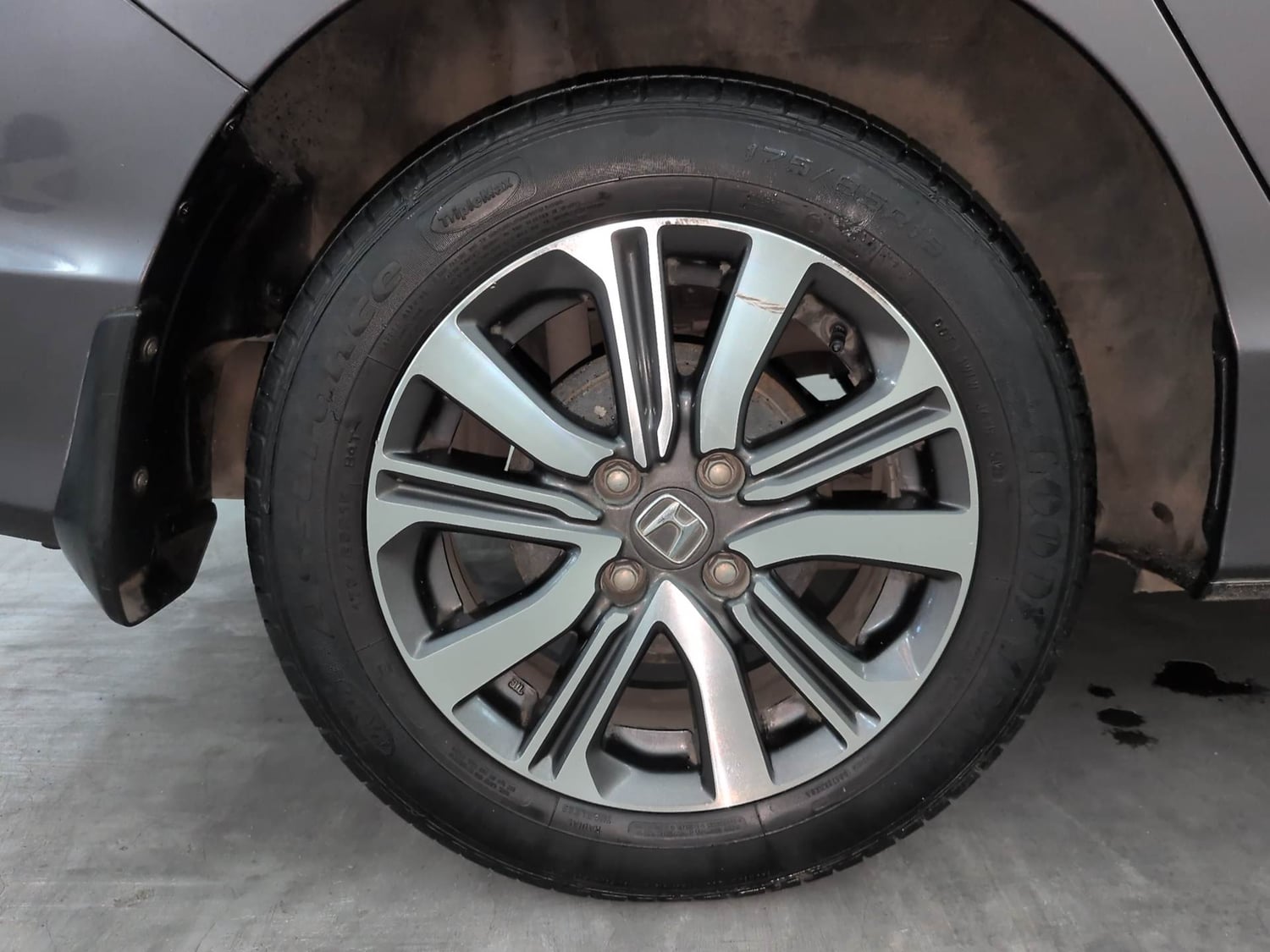 Used 2022 Honda City 4th Generation V Petrol Petrol Manual tyres RIGHT REAR TYRE RIM VIEW
