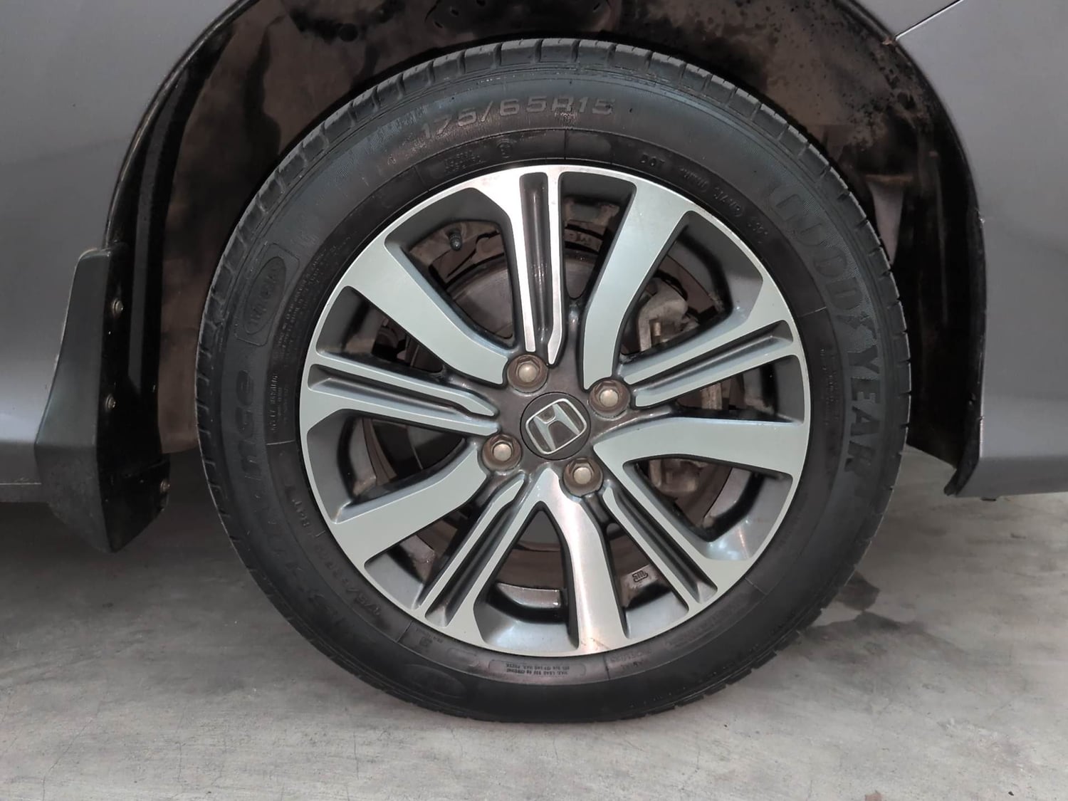Used 2022 Honda City 4th Generation V Petrol Petrol Manual tyres RIGHT FRONT TYRE RIM VIEW
